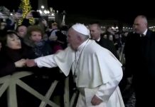 Pape François s’énerve sur une fidèle (Vidéo) Pape François s'énerve sur une fidèle (Vidéo)
