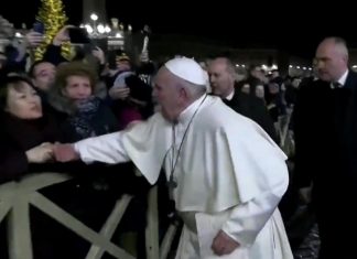 Pape François s’énerve sur une fidèle (Vidéo) Pape François s'énerve sur une fidèle (Vidéo)