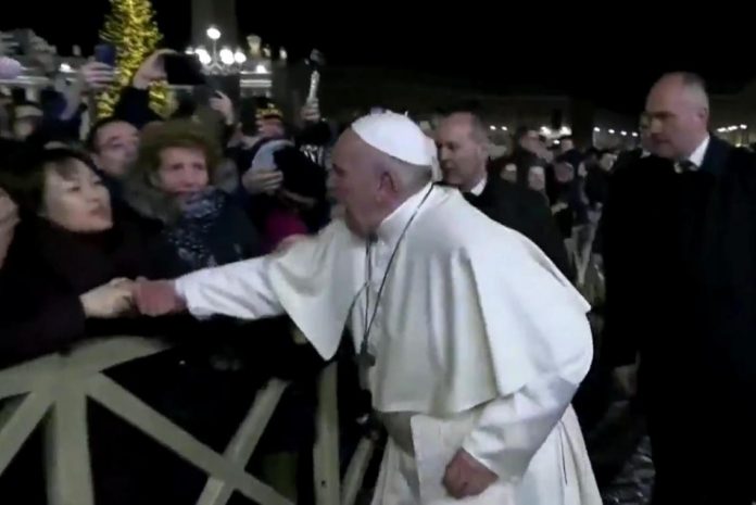 Pape François s'énerve sur une fidèle (Vidéo)