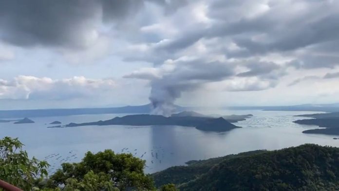 Philippines : le volcan Taal entre en activité (détail)