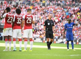 Un arbitre viré de la Premier League (détail) Un arbitre viré de la Premier League (détail)