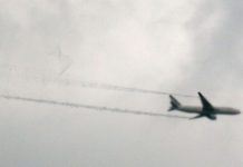 Un avion largue son carburant au dessus d’une école (détail) Un avion largue son carburant au dessus d'une école (détail)