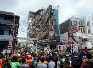 Un Immeuble s’effondre à Jakarta, faisant au moins huit blessés Un Immeuble s'effondre à Jakarta, faisant au moins huit blessés