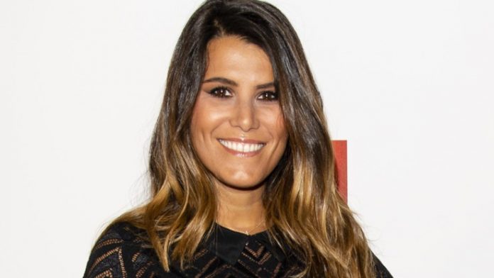 CSA C8 reçoit une amende pour la diffusion de photos dénudées de Karine Ferri CSA: C8 reçoit une amende pour la diffusion de photos dénudées de Karine Ferri