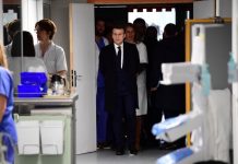 Emmanuel Macron en visite à la Pitié-Salpêtrière (détail) Emmanuel Macron en visite à la Pitié-Salpêtrière (détail)