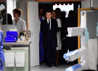 Emmanuel Macron en visite à la Pitié-Salpêtrière (détail) Emmanuel Macron en visite à la Pitié-Salpêtrière (détail)