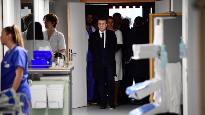 Emmanuel Macron en visite à la Pitié-Salpêtrière (détail)