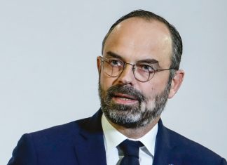 La permanence d’Édouard Philippe taguée au Havre (détail) La permanence d'Édouard Philippe taguée au Havre (détail)