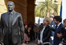 La statue de Jacques Chirac vandalisée (détail) La statue de Jacques Chirac vandalisée (détail)