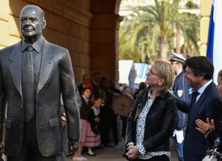 La statue de Jacques Chirac vandalisée (détail) La statue de Jacques Chirac vandalisée (détail)