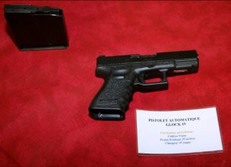 Le garde du corps de David Cameron oublie son arme chargée (détail) Le garde du corps de David Cameron oublie son arme chargée (détail)