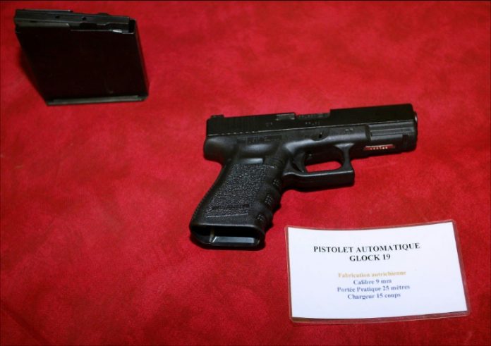 Le garde du corps de David Cameron oublie son arme chargée (détail)