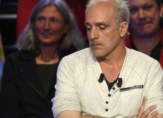 Philippe Poutou annonce qu’il est licencié de l’usine Ford (détail) Philippe Poutou annonce qu'il est licencié de l'usine Ford (détail)