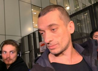 Piotr Pavlenski mis en examen et placé sous contrôle judiciaire (détail) Piotr Pavlenski mis en examen et placé sous contrôle judiciaire (détail)