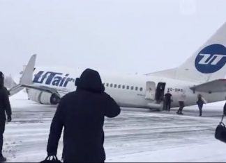 Russie: un Boeing 737 atterrit d’urgence, avec 100 personnes à bord Russie: un Boeing 737 atterrit d'urgence, avec 100 personnes à bord