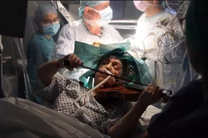 Une Violoniste joue pendant son opération du cerveau (Vidéo)