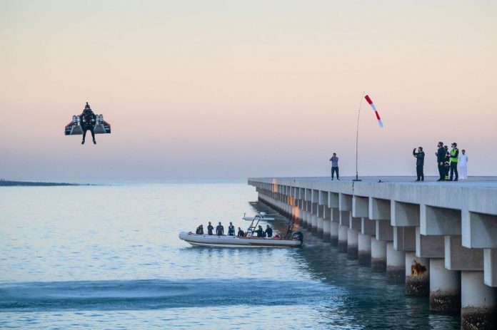 Vince Reffet survole Dubaï en jetpack (Vidéo)