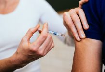 Coronavirus France en direct : Le directeur de BioNTech estime que la société pourrait commencer à délivrer le vaccin à la fin de l’année 2020 Grippe : L’Etat débloque son stock de vaccins (détail)