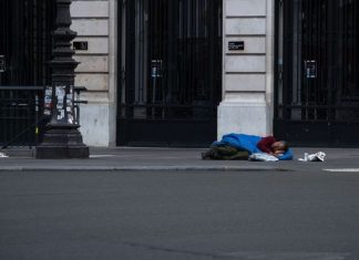 Des SDF verbalisés pour non-respect du confinement contre le coronavirus (détail) Des SDF verbalisés pour non-respect du confinement contre le coronavirus (détail)