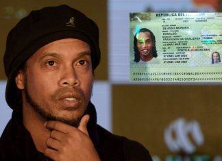 Ronaldinho arrêté en possession d’un faux passeport (détail) Ronaldinho arrêté en possession d'un faux passeport (détail)