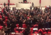 Turquie : Une bagarre générale éclate au parlement Turquie : Une bagarre générale éclate au parlement