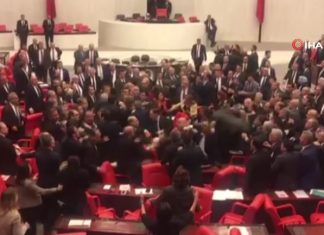 Turquie : Une bagarre générale éclate au parlement Turquie : Une bagarre générale éclate au parlement