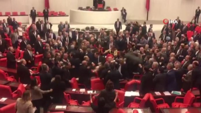 Turquie : Une bagarre générale éclate au parlement
