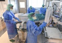 Le coronavirus pourrait se transmettre en parlant selon un responsable américain Le coronavirus pourrait se transmettre en parlant selon un responsable américain