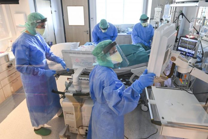 Le coronavirus pourrait se transmettre en parlant selon un responsable américain