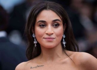 Camélia Jordana dénonce les violences policières, et interpelle Christophe Castaner (détail) Camélia Jordana dénonce les violences policières, et interpelle Christophe Castaner (détail)