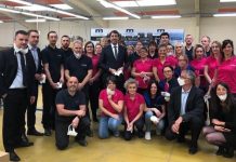 Castaner oublie les gestes barrières pour une photo (détail) Castaner oublie les gestes barrières pour une photo (détail)