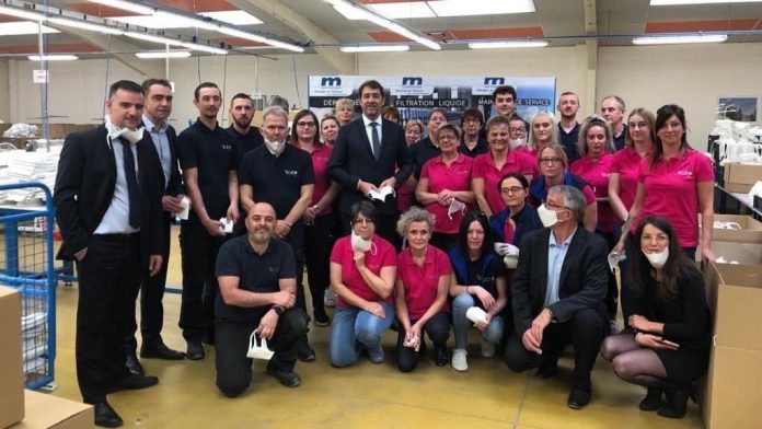 Castaner oublie les gestes barrières pour une photo (détail) Castaner oublie les gestes barrières pour une photo (détail)