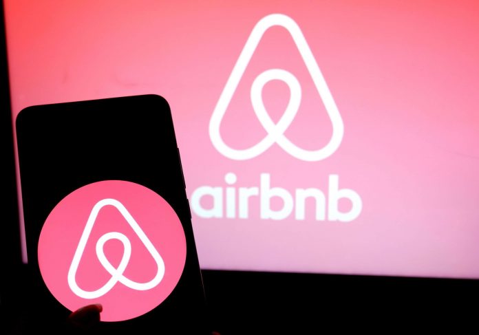 Coronavirus: Airbnb va licencier un quart de ses effectifs dans le monde
