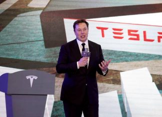 Elon Musk rouvre son usine Tesla malgré le confinement (détail) Elon Musk rouvre son usine Tesla malgré le confinement (détail)