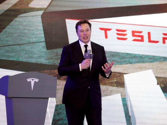 Elon Musk rouvre son usine Tesla malgré le confinement (détail) Elon Musk rouvre son usine Tesla malgré le confinement (détail)