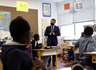 Emmanuel Macron visite une école pour rassurer les parents (Vidéo) Emmanuel Macron visite une école pour rassurer les parents (Vidéo)