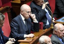 Éric Ciotti veut sanctionner la prise et la diffusion d’images de policiers (détail) Éric Ciotti veut sanctionner la prise et la diffusion d'images de policiers (détail)