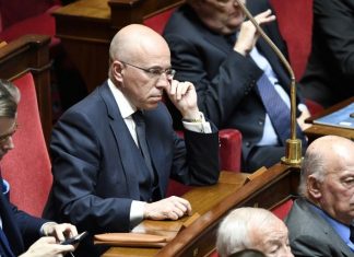Éric Ciotti veut sanctionner la prise et la diffusion d’images de policiers (détail) Éric Ciotti veut sanctionner la prise et la diffusion d'images de policiers (détail)