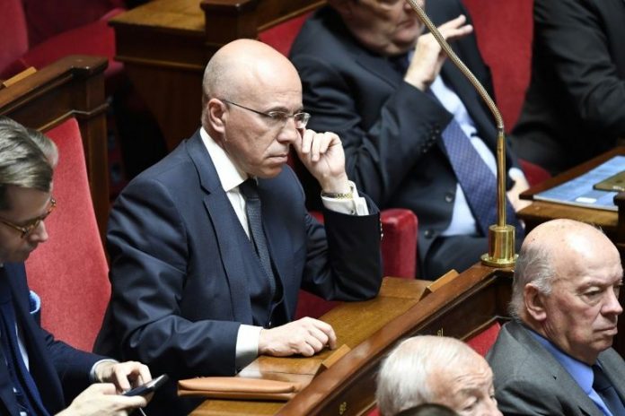 Éric Ciotti veut sanctionner la prise et la diffusion d'images de policiers (détail)