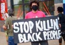 Etats-Unis: quatre policiers limogés après la mort d’un homme noir (détail) Etats-Unis: quatre policiers limogés après la mort d'un homme noir (détail)