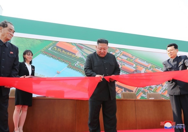 Kim Jong Un réapparaît en public après trois semaines (Photo)