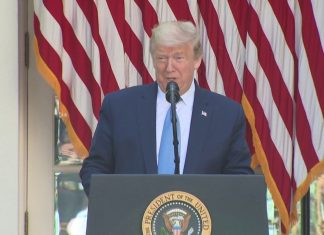 Le discours de Trump perturbé par des klaxons de chauffeurs routiers Le discours de Trump perturbé par des klaxons de chauffeurs routiers