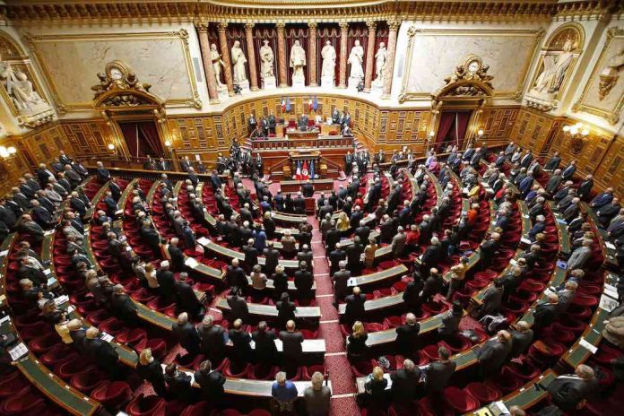 Le Sénat rejette le plan de déconfinement de l'exécutif (détail) Le Sénat rejette le plan de déconfinement de l'exécutif (détail)