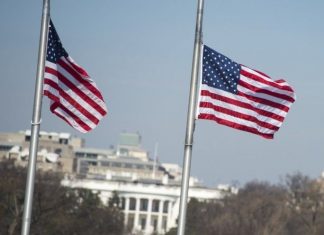 Les drapeaux américains mis en berne pour honorer les victimes du COVID-19 Les drapeaux américains mis en berne pour honorer les victimes du COVID-19