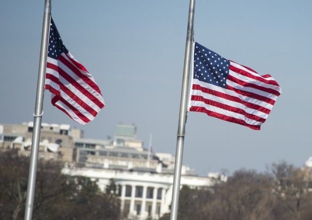 Les drapeaux américains mis en berne pour honorer les victimes du COVID-19 Les drapeaux américains mis en berne pour honorer les victimes du COVID-19