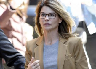 Lori Loughlin plaide finalement coupable et passe par la case prison (détail) Lori Loughlin plaide finalement coupable et passe par la case prison (détail)