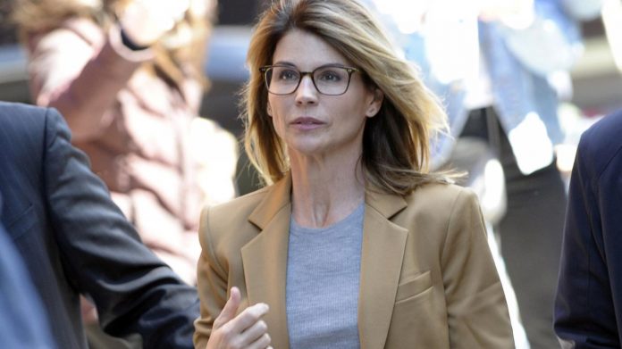 Lori Loughlin plaide finalement coupable et passe par la case prison (détail) Lori Loughlin plaide finalement coupable et passe par la case prison (détail)