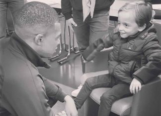 Mbappé rend hommage à un jeune fan décédé (détail) Mbappé rend hommage à un jeune fan décédé (détail)