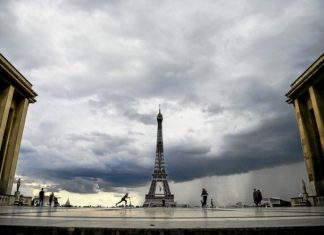«Odeur de soufre» à Paris : un accident industriel sur le site de Total, d’après des ONG «Odeur de soufre» à Paris : un accident industriel sur le site de Total, d'après des ONG