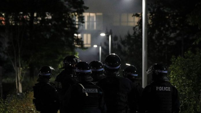 Tensions à Argenteuil en banlieue parisienne après la mort à moto de Sabri (détail) Tensions à Argenteuil en banlieue parisienne après la mort à moto de Sabri (détail)
